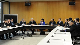 Muhterem Aras und Rabbiner im Konferenzsaal