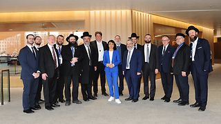 Muhterem Aras und Rabbiner vor dem Plenarsaal