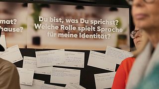 Stellwand mit handgeschriebenen Antworten zur Frage "Welche Rolle spielt Sprache für meine Identität?""