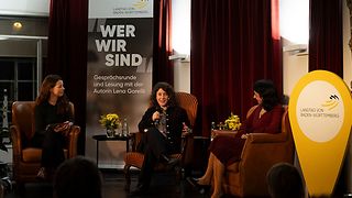 Moderatorin Köster, Autorin Gorelik und Landtagspräsidentin Aras sitzen gemeinsam auf der Bühne.