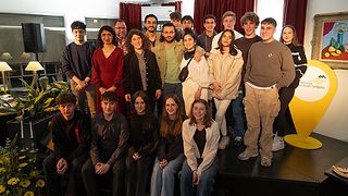 Gruppenbild mit Schüler:innen und Landtagspräsidentin Muhterem Aras.