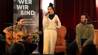 Die dreiköpfige Band Rahi performt auf der Bühne. 