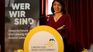 Muhterem Aras am Rednerpult, lächelnd.