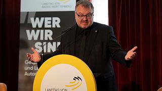 Der Bürgermeister der Stadt Heilbronn, Andreas Ringle, spricht am Rednerpult.