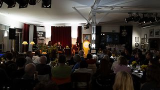 Publikum im Kaffeehaus.