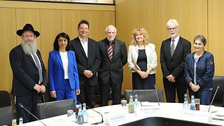 Gruppenbild im Konferenzsaal mit Landtagspräsidentin Aras und Gästen