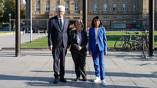 Landtagspräsidentin Muhterem Aras (re.) mit der israelischen Generalkonsulin Talya Lador-Fresher (Mitte) und Ministerpräsident Winfried Kretschmann.