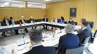 Gesprächsrunde im Konferenzsaal mit Landtagspräsidentin Aras, Fraktionsvorsitzenden und Gästen