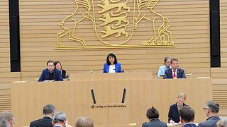 Landtagspräsidentin Aras bei ihrer Ansprache im Plenarsaal