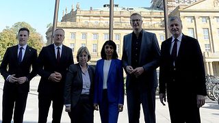 Präsidentin Aras (3.v.re.) mit Generalkonsulin Talya Lador-Fresher (3.v.li.) und den Fraktionsvorsitzenden Andreas Schwarz (2.v.re.), Manuel Hagel (li.), Andreas Stoch (2.v.li.) und Dr. Hans-Ulrich Rülke (re.)