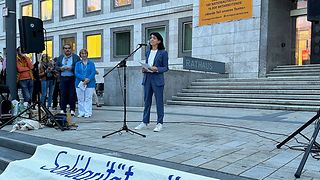 Aras hält Rede