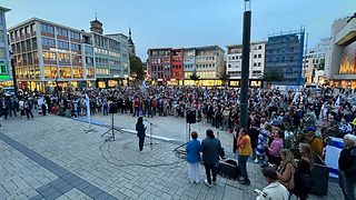 Aras spricht auf dem Markplatz