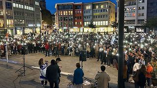 Menschen zeigen Lichter