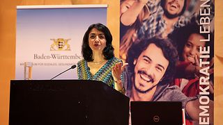 Landtagspräsidentin Aras am Rednerpult bei der Veranstaltung 