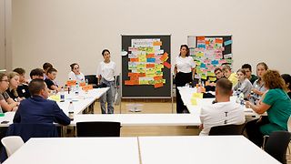 Workshop mit Forderungen auf einer Pinnwand