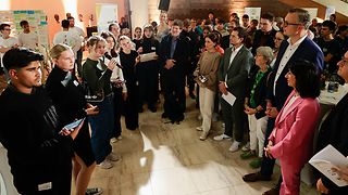 Jugendliche übergeben ihre Forderungen auf der Bühne