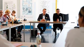 Die Abgeordneten Oliver Hildenbrand und Florian Wahl im Gespräch mit Jugendlichen