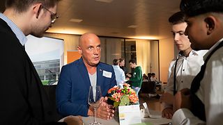 Vizepräsident Daniel Born im Gespräch mit Teilnehmenden