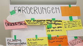 Pinnwand mit Forderungen