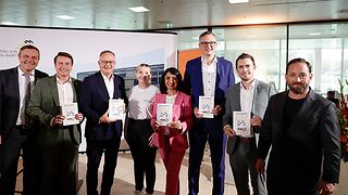 Abgeordnete mit "Hausaufgaben-Heft"