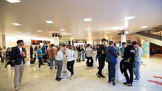 Teilnehmende im Foyer des Landtags