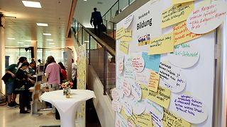 Pinnwand mit Forderungen im Foyer