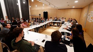 Runder Tisch mit Abgeordneten und Jugendlichen