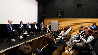 Podiumsdiskussion mit Abgeordneten und Jugendlichen