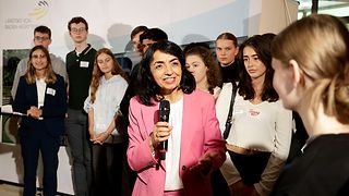 Landtagspräsidentin Aras im Interview mit Jugendlichen