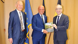 Der Botschafter von Irland in Berlin, Dr. Nicholas O`Brien (re.), besucht am Freitag, 29. September 2023, den Landtag von Baden-Württemberg. Er wird von Landtagsvizepräsident Daniel Born (Mitte) zu einem Gespräch in seinem Dienstzimmer empfangen. Der Botschafter wird vom irischen Honorargeneralkonsul in Stuttgart, Dr. Wolfgang Häfele (li.)