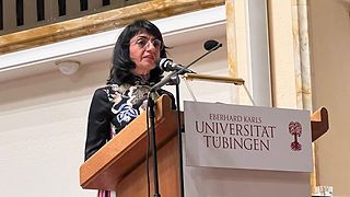 Aras hält eine Rede