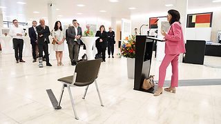 Landtagspräsidentin Aras hält eine Rede im Foyer des Landtags