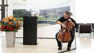 Chellist auf der Bühne