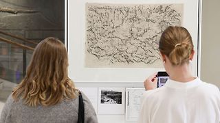 Zwei Mädchen betrachten die Ausstellung