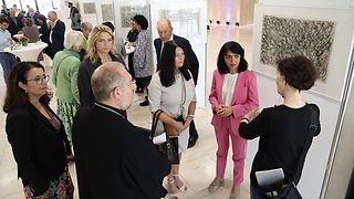 Landtagspräsidentin Aras im Gespräch mit Ausstellungsbesuchern