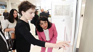 Künstlerin Prof. Lisa M. Stybor erklärt der Landtagspräsidentin ihre Kunst