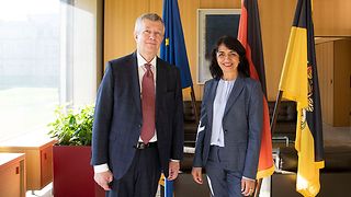 Yuriy Yarmilko, Generalkonsul der Ukraine für Baden-Württemberg und Bayern und Landtagspräsidentin Muhterem Aras vor den Fahnen