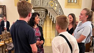 Aras im Gespräch mit Jugendlichen in der Stiftskirche