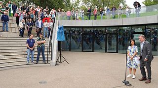 Sozialminister Lucha und Landtagspräsidentin Aras begrüßen die Mitarbeitenden des Sozialministeriums in der Agora