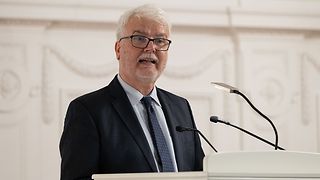 Laudator für Anton Maegerle, Wolfgang Zimmermann, am Rednerpult