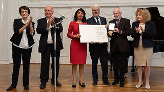 Stellvertretend für Anton Maegerle nimmt Wolfgang Zimmermann, Leiter des Generallandesarchivs Karlsruhe, die Oppenheimer-Auszeichnung entgegen.