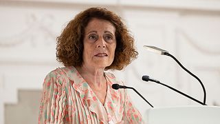 Literaturwissenschaftlerin Rachel Salamander hält die Laudatio für Anat Feinberg.