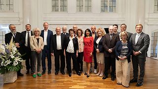 Gruppenbild mit Landtagspräsidentin Muhterem Aras, IRGW-Vorstandssprecherin Barbara Traub und Preisträgerin Anat Feinberg sowie weiteren Gästen.