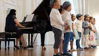Kinder von Kindergarten und Grundschule der Jüdischen Gemeinde singen zu Beginn der Feier.