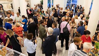 Angeregte Gespräche beim Empfang