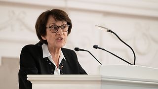 Literaturwissenschaftlerin Anat Feinberg am Rednerpult