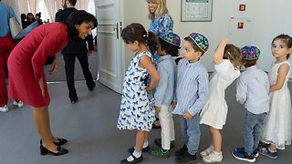 Aras begrüßt Kinder beim Jüdischen Neujahrsempfang