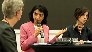 Landtagspräsidentin Muhterem Aras am Mikrofon