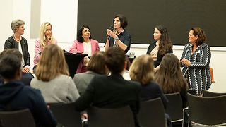 Frauen diskutieren auf dem Podium