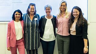 Gruppenfoto mit Landtagspräsidentin Muhterem Aras (links)